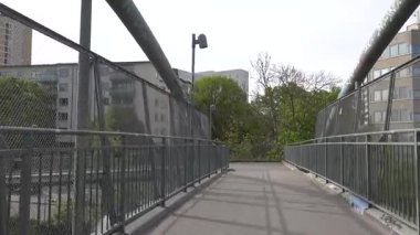 Stockholm, İsveç Bir yaya ve bisiklet köprüsünün üzerinden geçen bir bisikletin manzarası. 