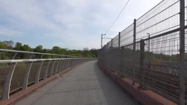 Stockholm, İsveç Bir yaya ve bisiklet köprüsünün üzerinden geçen bir bisikletin manzarası. 