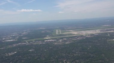 Washington DC, ABD Kuzey Virginia ormanları, tarlaları, yolları ve mahallelerini kapsayan Dulles Havaalanı 'na inen bir uçağın görüntüsü.. 