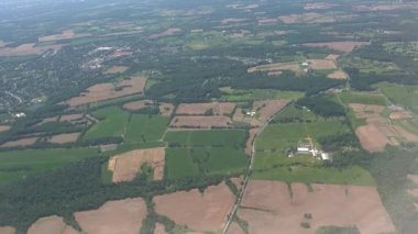 Washington DC, ABD Kuzey Virginia ormanları, tarlaları, yolları ve mahallelerini kapsayan Dulles Havaalanı 'na inen bir uçağın görüntüsü.. 