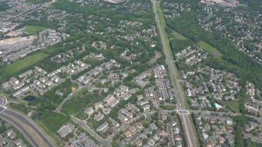 Washington DC, ABD Kuzey Virginia ormanları, tarlaları, yolları ve mahallelerini kapsayan Dulles Havaalanı 'na inen bir uçağın görüntüsü.. 