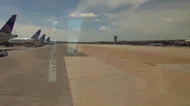 Washington DC ABD. Dulles Havaalanı 'ndaki uçak pistinin görüntüsü..