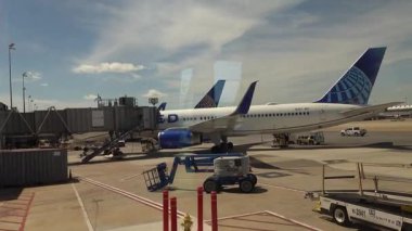 Washington DC ABD. Dulles Havaalanı 'ndaki uçak pistinin görüntüsü..