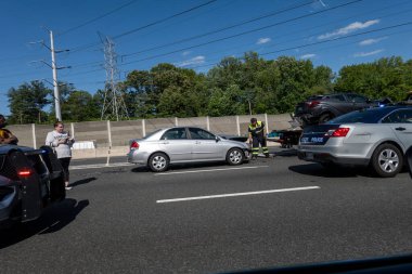 Washington DC ABD 19 Mayıs 2025 Polis ve ilk müdahale ekipleri 495 numaralı otoyolda bir araba kazasına müdahale ettiler..