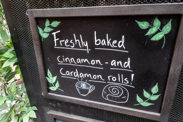 Stockholm, İsveç 18 Mayıs 2025 Gamla Stan veya Old Town 'da yeni pişmiş tarçınlı rulo sunuluyor..