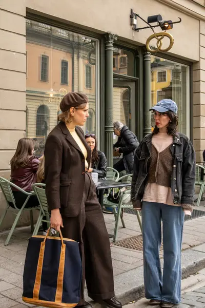 Stockholm, İsveç 18 Mayıs 2025 Gamla Stan ya da Old Town 'daki bir kafe dışındaki genç trend kadınlar.