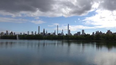 New York, New York, ABD Central Park rezervuarı ve gökdelenli gökyüzü manzarası. 