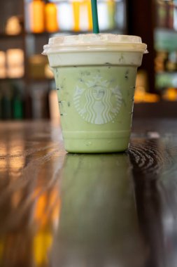 Lusby, Maryland ABD 21 Mayıs 2025 Starbucks Kafe 'de buzlu çay bardağı.