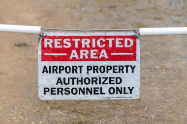 Solomons, Maryland 20 Mayıs 2025 Uyarı ve uyarı işaretleri küçük ve yerel Chesapeake Çiftliği Havaalanı-MD50.