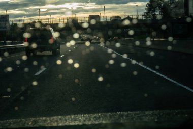 Washington DC ABD 66. Rte 'de gün batımına doğru bir araba sürüyor..