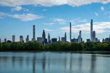 New York, New York, ABD Central Park rezervuarı ve gökdelenli gökyüzü manzarası.