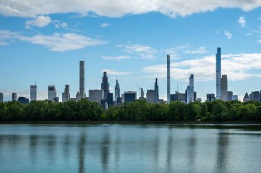 New York, New York, ABD Central Park rezervuarı ve gökdelenli gökyüzü manzarası.