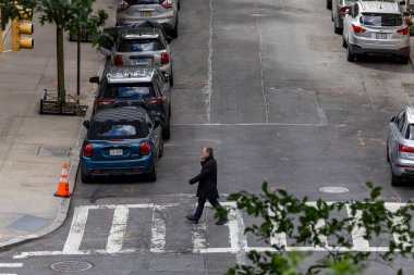 New York, New York, ABD Mayıs 2025 Yukarı Batı Yakası 'ndaki 8. sokakta yaya bir adam karşıdan karşıya geçiyor..
