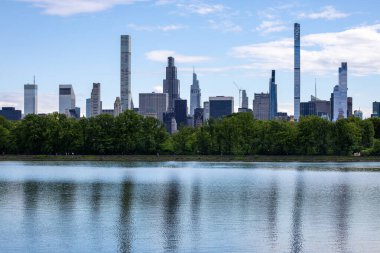 New York, New York, ABD Central Park rezervuarı ve gökdelenli gökyüzü manzarası.