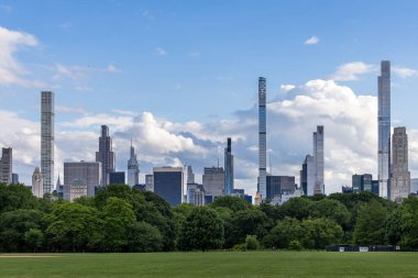 New York, New York, ABD 24 Mayıs 2025 Central Park 'taki büyük çimlerden Manhattan şehir merkezi manzarası.