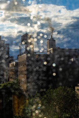 New York, New York, ABD Yağmurlu bir pencereden görülen klasik bir New York su kulesi.