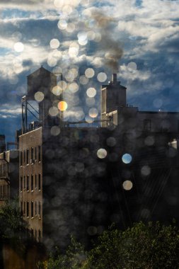 New York, New York, ABD Yağmurlu bir pencereden görülen klasik bir New York su kulesi.