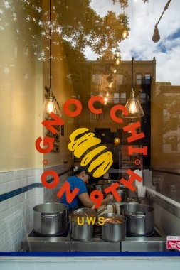 New York, New York, ABD 23 Mayıs 2025 Bir restoran vitrininde Gnocchi reklamları.