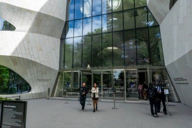 New York, New York, ABD 24 Mayıs 2025 Amerikan Doğa Tarihi Müzesi 'ndeki Richard Gilder Bilim, Eğitim ve Yenilik Merkezi' nden çıkan yayalar.