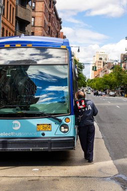 New York, New York, ABD 23 Mayıs 2025 Yukarı Batı Yakası 'ndaki Columbus Bulvarı' nda MTA otobüsü..