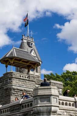 New York, New York, ABD 24 Mayıs 2025 Central Park 'taki Belvedere Kalesi' ni ziyaret eden turistler.