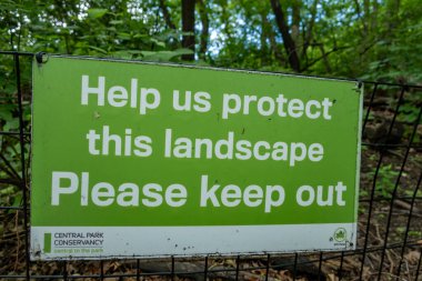 New York, New York, ABD 24 Mayıs 2025 Bir tabela diyor ki bu araziyi koruyun, lütfen uzak durun, Central Park 'ta.
