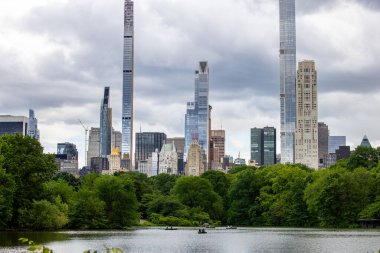 New York, New York, ABD 24 Mayıs 2025 Central Park 'tan 432 Park Avenue binası.