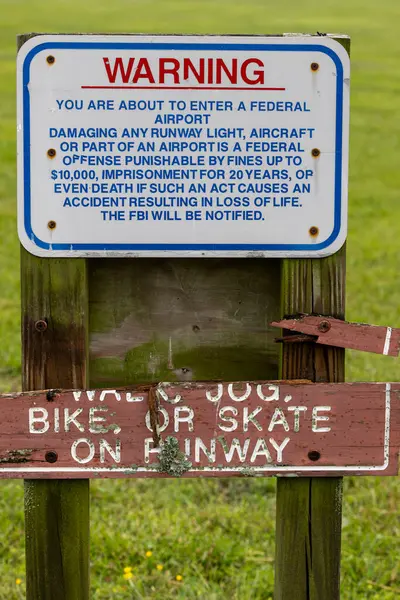 Solomons, Maryland 20 Mayıs 2025 Uyarı ve uyarı işaretleri küçük ve yerel Chesapeake Çiftliği Havaalanı-MD50.