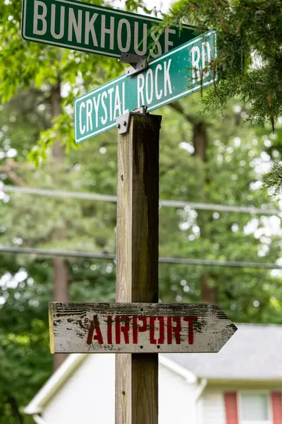 Solomons, Maryland 20 Mayıs 2025 Uyarı ve uyarı işaretleri küçük ve yerel Chesapeake Çiftliği Havaalanı-MD50.