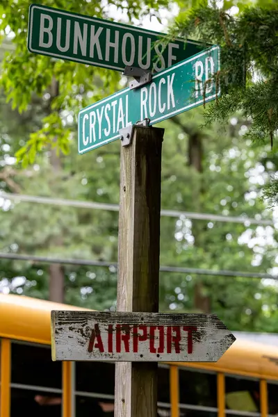 Solomons, Maryland 20 Mayıs 2025 Uyarı ve uyarı işaretleri küçük ve yerel Chesapeake Çiftliği Havaalanı-MD50.