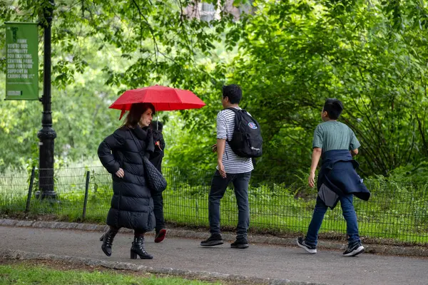 New York, New York, ABD 24 Mayıs 2025 Central Park 'ta yağmurda yürüyen yayalar.