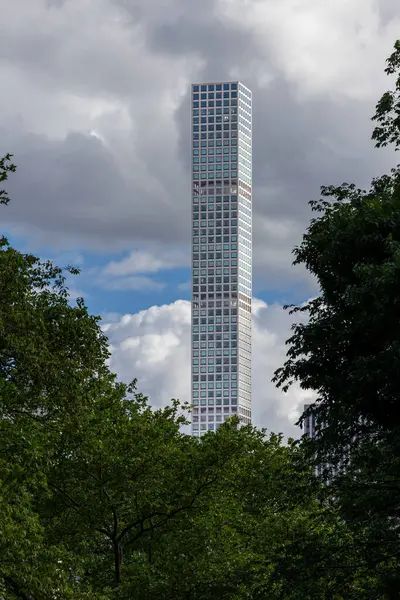 New York, New York, ABD 24 Mayıs 2025 Central Park 'tan 432 Park Avenue binası.