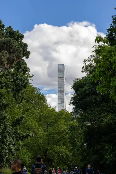New York, New York, ABD 24 Mayıs 2025 Central Park 'tan 432 Park Avenue binası.