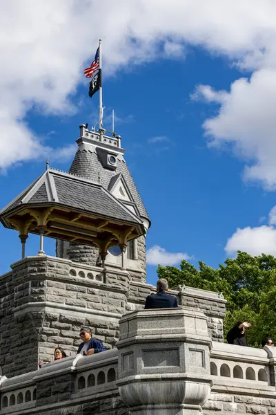 New York, New York, ABD 24 Mayıs 2025 Central Park 'taki Belvedere Kalesi' ni ziyaret eden turistler.