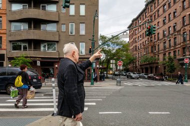 New York, New York, ABD 24 Mayıs 2025 Son sınıf öğrencisi Columbus Bulvarı 'nda bir taksi durdurdu..