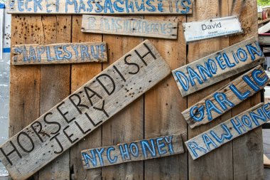 New York, New York, ABD 24 Mayıs 2025 Columbus Caddesi Açık Sokak Festivali 'ndeki bir çiftçi pazarında bir tabela..