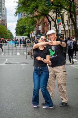 New York, New York, ABD 25 Mayıs 2025 Upper West Side 'daki Columbus Bulvarı' nda Açık Sokak Festivali sırasında bir çift dans ediyor..