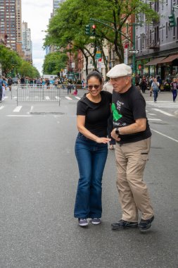 New York, New York, ABD 25 Mayıs 2025 Upper West Side 'daki Columbus Bulvarı' nda Açık Sokak Festivali sırasında bir çift dans ediyor..