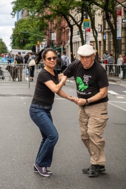 New York, New York, ABD 25 Mayıs 2025 Upper West Side 'daki Columbus Bulvarı' nda Açık Sokak Festivali sırasında bir çift dans ediyor..