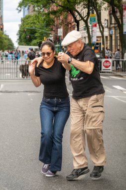 New York, New York, ABD 25 Mayıs 2025 Upper West Side 'daki Columbus Bulvarı' nda Açık Sokak Festivali sırasında bir çift dans ediyor..