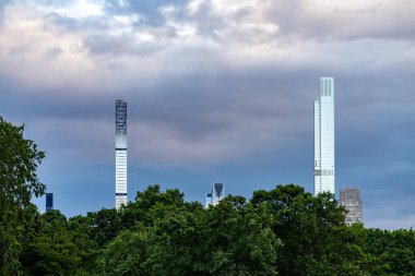 New York, New York, ABD Mayıs 2025 Central Park 'tan 432 Park Avenue binası.