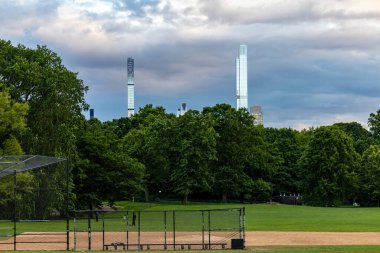 New York, New York, ABD Mayıs 2025 432 Park Avenue binası bir beyzbol sahasından izlendi..