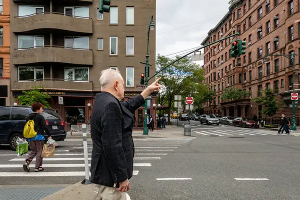 New York, New York, ABD 24 Mayıs 2025 Son sınıf öğrencisi Columbus Bulvarı 'nda bir taksi durdurdu..