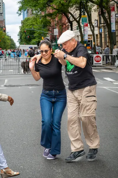New York, New York, ABD 25 Mayıs 2025 Upper West Side 'daki Columbus Bulvarı' nda Açık Sokak Festivali sırasında bir çift dans ediyor..