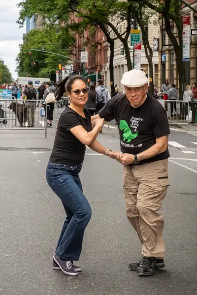 New York, New York, ABD 25 Mayıs 2025 Upper West Side 'daki Columbus Bulvarı' nda Açık Sokak Festivali sırasında bir çift dans ediyor..