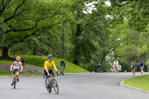 New York, New York, ABD 24 Mayıs 2025 Central Park 'taki West Drive' da bisikletçi ve yayalar.