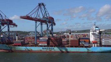 Göteborg, İsveç 30 Mayıs 2025 Göteborg limanında bir konteyner gemisi.