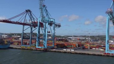 Göteborg, İsveç 30 Mayıs 2025 Göteborg limanında bir konteyner gemisi.