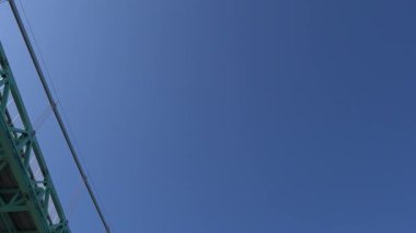 Göteborg, İsveç Alvsborgsbron 'un altından geçen bir teknenin manzarası