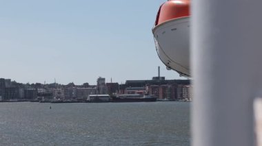 Göteborg, İsveç Bir gemi Gothenburg limanından geçiyor. 